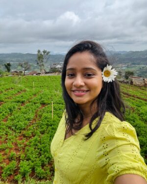 Shilpa Thakre Instagram - H🌼PE …….✨✨

#shilpathakre #expressionqueen #ooty #conoor #travel #travelphotography #travelgram #explore #exploring #insta #instagood #instagram #instamood #mountains #pahad #picoftheday #ootd #nature #live #love #solotravel #solo