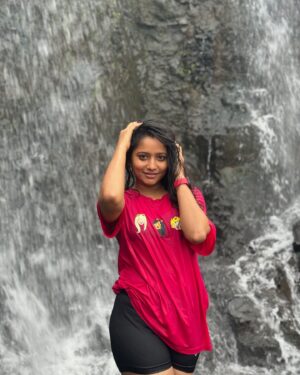 Shilpa Thakre Instagram - For the
  L❤️VE of pretty waterfall 

#shilpathakre #expressionqueen #trip #waterfall #friends #travelphotography #travelgram #trendingreels #picture #pic #picoftheday #sky #ootd #ootn #travelindia #incredibleindia