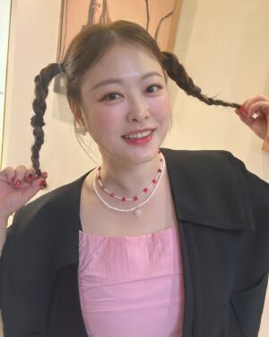 Shim Jin-hwa Instagram - -
오늘 야외촬영이라 땀 범벅이 될거라며
머리를 내리면 안된다고
우리 헤어쌤이 이렇게나 깜찍하게 해주심🤭
@jennyhouse_su.ubeen ♥️
사랑해요🫶

나 마흔다쩟짤😝
삐삐머리 어떤데✌️

메이컵 신의손 @lee_hanna_makeup

-11.5kg

앞으로 9키로 남음!!!

협찬 광고 계약 아무것도 없이 스스로 빼보고 있어요^^
조금씩 알아봐 주시고 계셔서 기분이가 좋아요. 
이번에 빼면 꼭 계속 유지 할라고요 ㅋㅋㅋ

아자아자‼️
응원해주세요😍