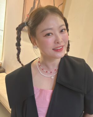 Shim Jin-hwa Instagram - -
오늘 야외촬영이라 땀 범벅이 될거라며
머리를 내리면 안된다고
우리 헤어쌤이 이렇게나 깜찍하게 해주심🤭
@jennyhouse_su.ubeen ♥️
사랑해요🫶

나 마흔다쩟짤😝
삐삐머리 어떤데✌️

메이컵 신의손 @lee_hanna_makeup

-11.5kg

앞으로 9키로 남음!!!

협찬 광고 계약 아무것도 없이 스스로 빼보고 있어요^^
조금씩 알아봐 주시고 계셔서 기분이가 좋아요. 
이번에 빼면 꼭 계속 유지 할라고요 ㅋㅋㅋ

아자아자‼️
응원해주세요😍