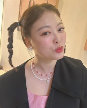 Shim Jin-hwa Instagram - -
오늘 야외촬영이라 땀 범벅이 될거라며
머리를 내리면 안된다고
우리 헤어쌤이 이렇게나 깜찍하게 해주심🤭
@jennyhouse_su.ubeen ♥️
사랑해요🫶

나 마흔다쩟짤😝
삐삐머리 어떤데✌️

메이컵 신의손 @lee_hanna_makeup

-11.5kg

앞으로 9키로 남음!!!

협찬 광고 계약 아무것도 없이 스스로 빼보고 있어요^^
조금씩 알아봐 주시고 계셔서 기분이가 좋아요. 
이번에 빼면 꼭 계속 유지 할라고요 ㅋㅋㅋ

아자아자‼️
응원해주세요😍