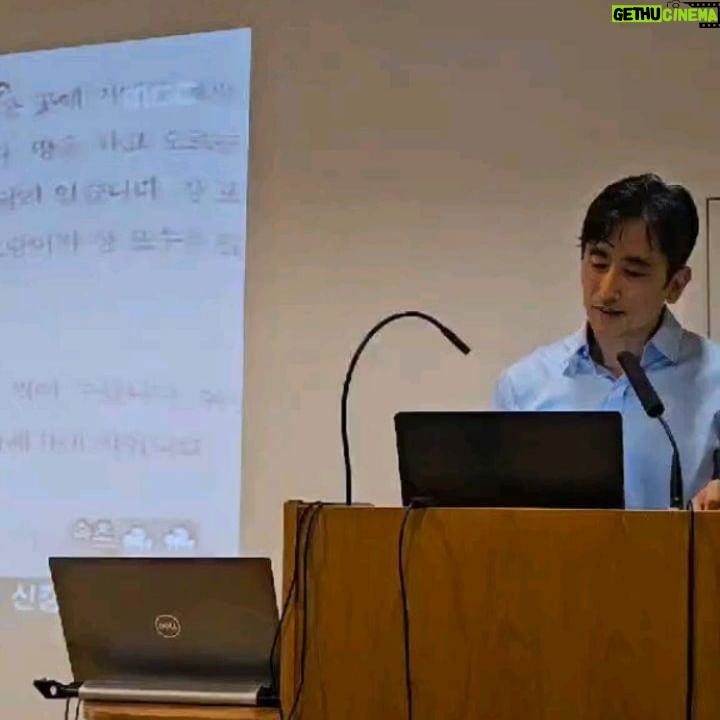 Shin Ae-ra - 46.4K Likes - 오래됨을 잘간직하는 영국, 어디든 사진스팟이네요.
양떼구름, 뭉게구름, 파란하늘, 태양이 한화면에~ 구름좋아하는 저 100장찍은듯요^^
남편의 소설이 옥스퍼드대학교 아시아중동학과 필독도서로 선정 됐대요.
다음학기부터는 교재로도 사용하고 옥스퍼드 모든도서관에 비치도 된대요.
세상에 이런 감사한 일이~~
앞으로 매년 개최될 옥스퍼드한국문학 페스티벌을 통해 한국문학과 작가들이 유럽에 소개되길 응원합니다^^
K문학 화이팅!!
그나저나 시차적응 넘어렵네요ㅜㅜ
#언젠가우리가같은별을바라본다면