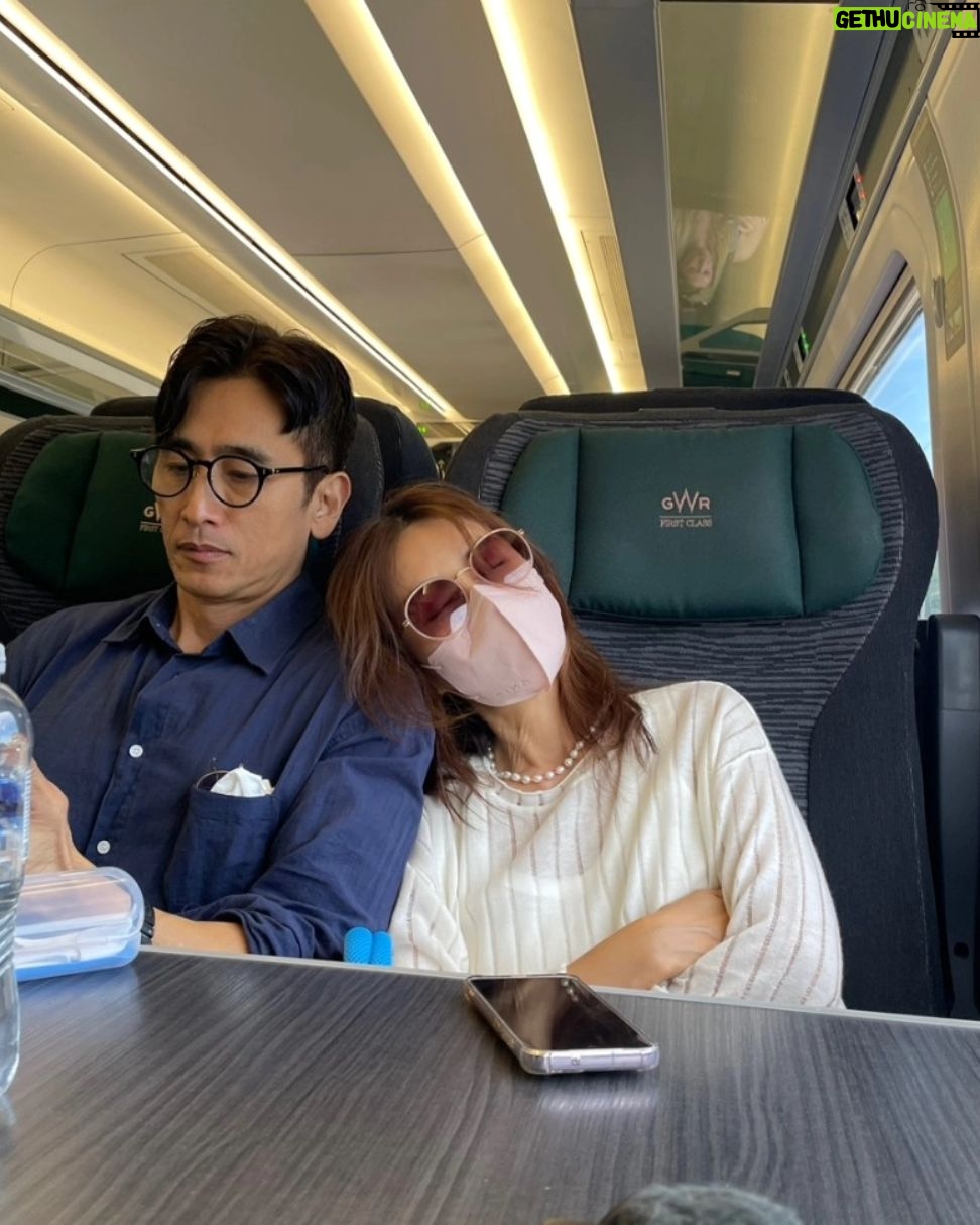 Shin Ae-ra - 46.4K Likes - 오래됨을 잘간직하는 영국, 어디든 사진스팟이네요.
양떼구름, 뭉게구름, 파란하늘, 태양이 한화면에~ 구름좋아하는 저 100장찍은듯요^^
남편의 소설이 옥스퍼드대학교 아시아중동학과 필독도서로 선정 됐대요.
다음학기부터는 교재로도 사용하고 옥스퍼드 모든도서관에 비치도 된대요.
세상에 이런 감사한 일이~~
앞으로 매년 개최될 옥스퍼드한국문학 페스티벌을 통해 한국문학과 작가들이 유럽에 소개되길 응원합니다^^
K문학 화이팅!!
그나저나 시차적응 넘어렵네요ㅜㅜ
#언젠가우리가같은별을바라본다면