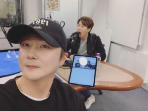 Shin Hye-sung Instagram - .
오늘은 신혜성의 음악오디세이! #앤디특집
다음에 또 와요~ 막내 👋🏻👋🏻
.
#신화 #신혜성 #앤디
#신혜성의음악오디세이 #음악세이탑골공원
