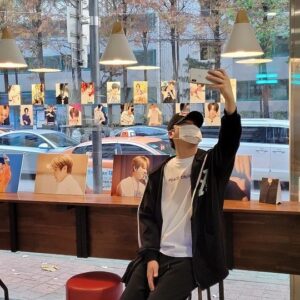 Shin Hye-sung Instagram - .
라디오 출근 전 잠시 들른 카페🥤
코로나19 사회적 거리두기 2단계 시행으로
카페에 머무르지는 못하고 나왔지만
팬 여러분들의 사랑을 느낄 수 있는 시간이었습니다😊

다른 곳에서도 이벤트가 진행 중인데
모두 다 가보지 못해 많이 아쉬워 하기도 했고요!

신혜성 님의 생일을 축하해 주시는
모든 신화창조 여러분 감사합니다♥︎

사회적 거리두기 꼭! 지키시면서 행복한 날 보내세요!
오늘도 #혜빛밤 😊

#신화 #SHINHWA #신혜성 #SHINHYESUNG
#생일 #Birthday #생일축하합니다 🎉🎉