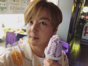 Shin Hye-sung Instagram - .
신혜성 님으로 부터 사진이 도착했습니다 💌

집요정 셩비의 VLIVE 미션 실패로 벌칙 인증!
잠옷 입고 퇴근길 편의점에서 아이스크림 사먹기🍦

코로나로 집에 머무르는 시간이 많은 요즘 VLIVE도
#집콕 컨셉으로 준비해봤는데 어떠셨나요? 😊

신화창조 여러분 모두 건강 조심하시고
"슬기로운 집요정 셩비" VLIVE 복습하면서
즐거운 주말 보내세요!

#신화 #신혜성 #SHINHWA #SHINHYESUNG
#네이버 #NAVER #VLIVE #슬기로운집요정셩비
#오늘신혜성은없었다 #정필교만있을뿐