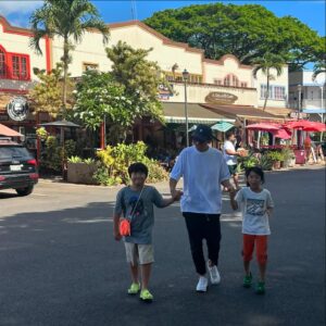 Shin Hyun-joon Instagram - 한 사람이 밤에 꿈을 꾸었습니다
자신의 지나온 날들이 비쳤습니다
한 장면씩 지나갈 때마다 그는 모래 위에 
두 사람의 발자국이 난 것을 보았습니다
하나는 그의 것이었고 다른 하나는 주님의 것이었습니다
 
인생의 마지막 장면이 비쳤을 때 
그는 모래 위의 발자국을 모두 돌아보았습니다
그런데 그는 발자국이 한 쌍밖에 없을 때가 
많다는 것을 알게 되었습니다
그리고 그때는 바로 그의 삶에 있어서 
가장 힘들고 어려운 시기들이었습니다  
그는 주님께 물었습니다
  
“주님, 주님께서는 언제나 저와 함께 해주시겠다고 
약속 하셨습니다
그런데 제가 보니 어려운 시기에는 
한 사람의 발자국밖에 없습니다
제가 주님을 가장 필요로 했던 시간에 
주님께서 왜 저와 함께 하지 않으셨는지 
저는 모르겠습니다.”
  
주님께서는 이렇게 대답하셨습니다
  
“사랑하는 나의 아들아. 
나는 너를 사랑하기 때문에 버리지 않는단다
네 시련의 시기에 한 사람의 발자국만 보이는 것은 
바로 내가 너를 업고 갔기 때문이란다.”
-메리 스티븐스

연제나 우리와 함께 하시는 주님💛

아버지가 이르되 너는 항상 나와 함께 있으니
(누가복음15:31)

And he said unto him, Son, thou art ever with me, and all that I have is thine.
(Luke)

#thankyoujesus #jesuslovesyou