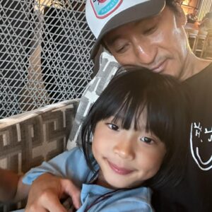 Shin Hyun-joon Instagram - 아빠한테 안겨있는걸 참 좋아하는 예준이🩵
아빠가 언제든지 안아줄거야 사랑해🌈
Yejoon who really likes to be in my arms😊

화려하지 않아도 정결하게 사는 삶
가진 것이 적어도 감사하며 사는 삶
내게 주신 작은 힘 나눠주며 사는 삶
이것이 나의 삶의 행복이라오
눈물 날 일 많지만 기도할 수 있는 것
억울한 일 많으나 주를 위해 참는 것
비록 짧은 작은 삶 주 뜻대로 사는 것
이것이 나의 삶의 행복이라오
이것이 행복 행복이라오
세상은 알 수 없는 하나님 선물
이것이 행복 행복이라오
하나님의 자녀로 살아가는 것
이것이 행복이라오
아멘🙏🏼

#love #family #blessing #thankyoujesus 
#jesuslovesyou 
#기도하는아빠🙏🏼
#모든것을주님께맡기고