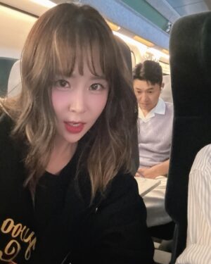 Shin Ji Instagram - 둘 다 표정ㅋㅋㅋㅋ
열심히 퇴근ing~🚅