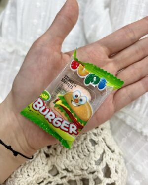 Shin Si-a Instagram - 🍔😋💛