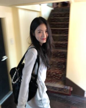 Shin Ye-eun Instagram - @j.estinabag_official  가방 메고 나들이🖤🌿
#제이에스티나핸드백  #JESTINA #BALLO