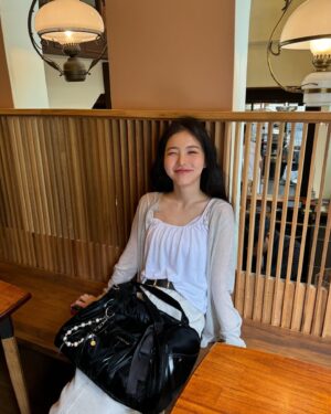 Shin Ye-eun Instagram - @j.estinabag_official  가방 메고 나들이🖤🌿
#제이에스티나핸드백  #JESTINA #BALLO