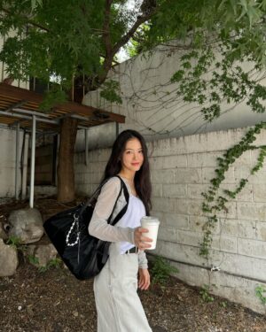 Shin Ye-eun Instagram - @j.estinabag_official  가방 메고 나들이🖤🌿
#제이에스티나핸드백  #JESTINA #BALLO