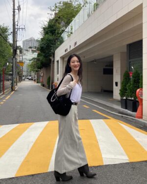 Shin Ye-eun Instagram - @j.estinabag_official  가방 메고 나들이🖤🌿
#제이에스티나핸드백  #JESTINA #BALLO