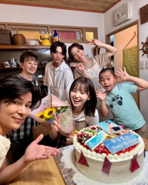 Shinji Takeda Instagram - 2024.8.5.連ドラ『#南くんが恋人⁉︎』でヒロイン#ちよみ ちゃんを演じている#飯沼愛 さんが21歳の誕生日を迎えました🎂 故郷を離れ単身上京し頑張っている飯沼さんをドラマの中の家族・堀切家でサプライズバースデーパーティー🎉 #八木勇征 さんと新旧#南くん でケーキ運びを担当^_^  その模様の撮影に成功したのでお見せしますね🎥 祝いたい気持ちが先行し、みんながそれぞれわーわー言うとります（笑） 飯沼さん、素敵な一年にしてくださいね‼️ 
 あれっ？ところでなんで大きい南くんがいるの？？？ もしかして元に戻れた？？ いったい何話で？ 謎は深まりますね〜(☝︎ ՞ਊ ՞)☝︎ 次回の放送は8月13日火曜夜9時~第4話です‼︎ お楽しみにー⚡️#武田真治