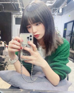Shiori Instagram - 💇🏻‍♀️🖤