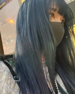 Shiori Instagram - Navy hair🫐
@kabaihideki @shimoyoshinobu いつもありがとうございます！

友達とマザー牧場行って浮かれてお花畑なんかで撮っちゃった😇💦照