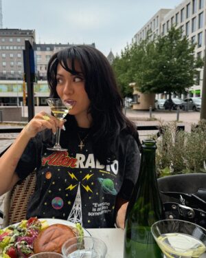 Shirly Karvinen Instagram - Vodkamartiinii, hamppareit ja ehkä elämäni hienoin keikkakokemus. Wau 🩷