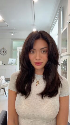 Shirly Karvinen Instagram - @hairbyessis taikoi mun tukan Bachelor kuntoon. 🎥 Täs on onneks kesää jäljellä vaikka tukka on valmis syksyyn. 🕺🏼 

Vielä tänä aamuna mulla oli polkkatukka, mut kyl ne ammattilaiset vaa osaa. 🤌🏼