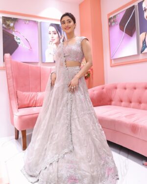 Shivangi Joshi Instagram - 🤍🕊️

Outfit:- @vaishaliagarwal_ 
@oakpinionpr
Jewellery @kohiradiamonds