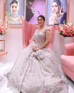 Shivangi Joshi Instagram - 🤍🕊️

Outfit:- @vaishaliagarwal_ 
@oakpinionpr
Jewellery @kohiradiamonds
