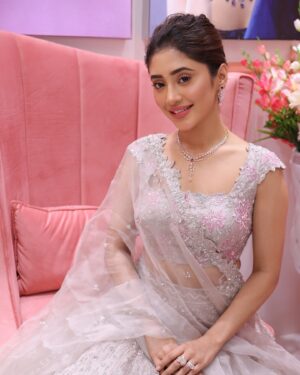 Shivangi Joshi Instagram - 🤍🕊️

Outfit:- @vaishaliagarwal_ 
@oakpinionpr
Jewellery @kohiradiamonds