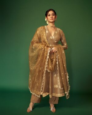 Shivangi Khedkar Instagram - Desi वातावरण 🌼
.
.
.
Makeup : @muatriveni 
Hair: @nusrat2700 
Photographer: @the_souhardyabiswas
Outfit: @yeh_lehenga_nahi_mehenga 
Jewllery: @rimayu07