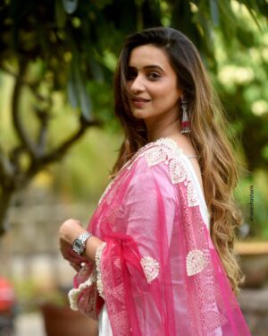 Shivani Surve Instagram - @iam_shivanisurve ❤️
.
.
.
#shivanisurve #shivani #gulabi #indian #tradition #monsoon