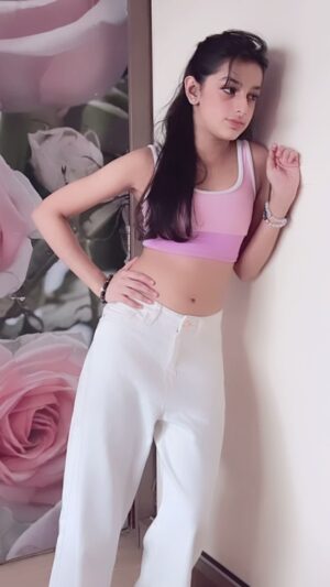Shivika Rishi Instagram - Jaanam🎀✨

#instagram #viralvideos #jaanam #sharethelove #trendingreels #reels #viral