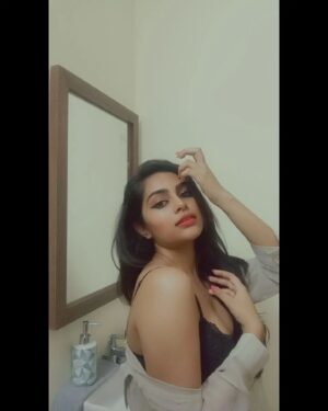Shiyara Sharmi Instagram - >⁠.⁠< 📸

#shiyarasharmi #snapshots