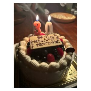 Shizuka Ishibashi Instagram - 🪽

I TURNED 30 YAY!🤍🩵💛

いつも作品を観て応援してくれるみなさんありがとう！
いつもそばにいてくれる家族と友達のみなさんも、
ありがとう。
人生で今が一番落ち着いているし、子どものように単純になっている
晴天で凪いだ海を進んでいるきもち🚢
30年無事に生きて来れたことに感謝して、
これからもさらに軽やかに進んでいきまーす。

Sending love and gratitude to everyone around me♡