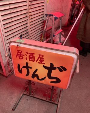 Shizuka Ishibashi Instagram - 🐦‍⬛🪺

「燕は戻ってこない」

最終回まで観てくださったみなさん、
毎週心臓をざわつかせ、ハラハラさせてしまってごめんなさい。
誰かをジャッジした途端、その矛先が自分に向く、、
鏡のような、こんなに苦しい作品は初めてでした。

そんな作品に対して、腹を割って話し合えた、本当に最高としか言いようのないチームでした。
この先の人生で、何度も思い出すんだろうな。

こんな素晴らしい作品を携えて30代に突入できるなんて、私は本当に幸せです。

満足してしまいそうですが、リキは飛び立って行ったので、私も更に高いところに羽ばたこーと思います⭐︎

最高なスタッフ・キャストのチーム、
そして観てくださったみなさん、
本当にありがとうございました🙏🏻🙏🏻

自由は私たちの手の中にある
✴︎