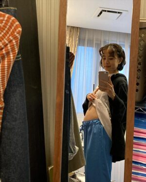 Shizuka Ishibashi Instagram - 🐦‍⬛🪺

「燕は戻ってこない」

最終回まで観てくださったみなさん、
毎週心臓をざわつかせ、ハラハラさせてしまってごめんなさい。
誰かをジャッジした途端、その矛先が自分に向く、、
鏡のような、こんなに苦しい作品は初めてでした。

そんな作品に対して、腹を割って話し合えた、本当に最高としか言いようのないチームでした。
この先の人生で、何度も思い出すんだろうな。

こんな素晴らしい作品を携えて30代に突入できるなんて、私は本当に幸せです。

満足してしまいそうですが、リキは飛び立って行ったので、私も更に高いところに羽ばたこーと思います⭐︎

最高なスタッフ・キャストのチーム、
そして観てくださったみなさん、
本当にありがとうございました🙏🏻🙏🏻

自由は私たちの手の中にある
✴︎