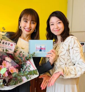 Shizuka Nakamura Instagram - 💐

ドラマ #ナースが婚活 
大好きな皆さんとのオフショット

衣装のグレーニットが可愛くて私服用にゲット🩶🖤