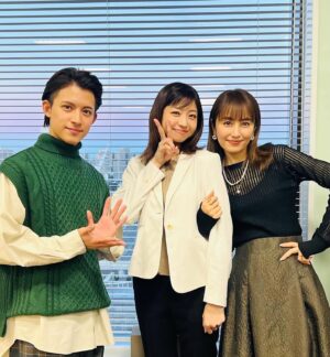 Shizuka Nakamura Instagram - 💐

ドラマ #ナースが婚活 
大好きな皆さんとのオフショット

衣装のグレーニットが可愛くて私服用にゲット🩶🖤