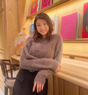 Shizuka Nakamura Instagram - 💐

ドラマ #ナースが婚活 
大好きな皆さんとのオフショット

衣装のグレーニットが可愛くて私服用にゲット🩶🖤