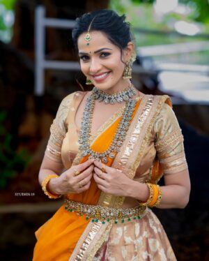 Shobha Shetty Instagram - Traditional me 😍
.
.
.
Outfit @naa_maguva 
Jewellery @jewelplanethyd 
PC @studios19_lsp 
Hairstyle @hairstylist_issak 
.
.
.
#shobhashettyyoutubechannel#shoot#mood#