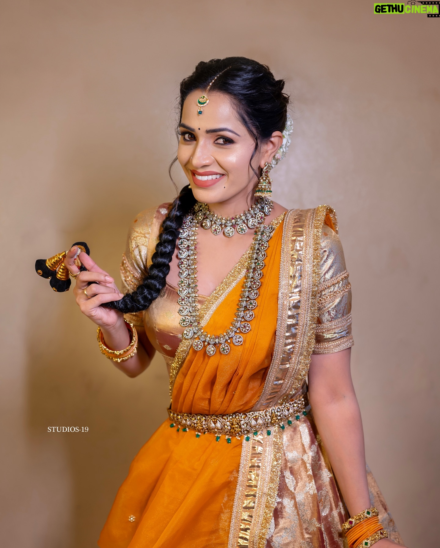 Shobha Shetty - 47.3K Likes - Traditional me 😍
.
.
.
Outfit @naa_maguva
Jewellery @jewelplanethyd
PC @studios19_lsp
Hairstyle @hairstylist_issak
.
.
.
#shobhashettyyoutubechannel#shoot#mood#