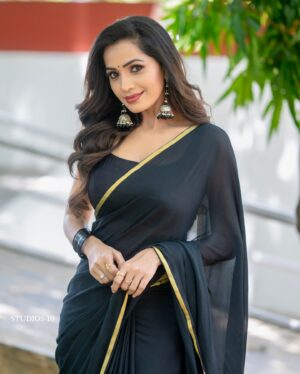 Shobha Shetty Instagram - 🖤🖤🖤🖤🖤
. Kiraak boys khiladi girls 
Episode 5 look.!!!🫶
❤️❤️❤️❤️❤️❤️
.
.
Hairstyle @hairstylist_issak 
PC @studios19_lsp 
Outfit @naa_maguva 

#newshow#starmaa#love#greatfullformylife#love
.
.
.
.
#shootmood#