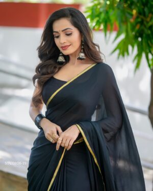 Shobha Shetty Instagram - 🖤🖤🖤🖤🖤
. Kiraak boys khiladi girls 
Episode 5 look.!!!🫶
❤️❤️❤️❤️❤️❤️
.
.
Hairstyle @hairstylist_issak 
PC @studios19_lsp 
Outfit @naa_maguva 

#newshow#starmaa#love#greatfullformylife#love
.
.
.
.
#shootmood#