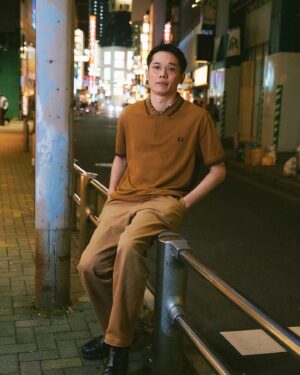 Shohei Matsuzaki Instagram - ー素敵なナイトアウトに欠かせないものは？

過ごしやすい気候が大事かなって思います。あとは、無理しないこと。

役者、松㟢 翔平 @matuzakishohei が着るフレッドペリーシャツ。

インタビュー：https://www.fredperry.jp/shop/pg/12023q3-the-fred-perry-shirt/

#fredperry #フレッドペリー #fredperryshirt #フレッドペリーシャツ #ポロシャツ #fpnighttales
