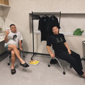 Shōhei Osada Instagram - 単独ライブ「Bloom」初日終わりました！

明日からも続いて行きますが色々足したり引いたり遊んだりしていくのでよろしくお願いします🤲

お花沢山頂きましたー！！
嬉T🌷

#bloom
#チョコレートプラネット
#単独ライブ