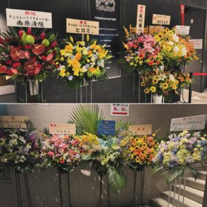 Shōhei Osada Instagram - 単独ライブ「Bloom」初日終わりました！

明日からも続いて行きますが色々足したり引いたり遊んだりしていくのでよろしくお願いします🤲

お花沢山頂きましたー！！
嬉T🌷

#bloom
#チョコレートプラネット
#単独ライブ