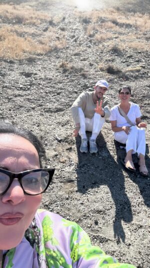 Shohreh Aghdashloo Instagram - Stuck in the middle of nowhere with an EV and no charge. ✅😜

Please don’t hesitate to comment…

وقتی ماشین الکتریکی شارژش وسط جاده تموم میشه. کنار جاده در دمای ۱۲۸ یک ساعت و نیم در انتظار کمک آن هم در اوج ترافیک. 😂
لطفا از نظر دادن دریغ نکنید.

#happyweekend