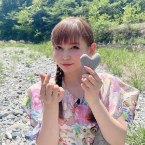 Shoko Nakagawa Instagram - プレバト！ストーンアートでなんと2ランク昇格！特待生1級になりました！！！嬉しすぎる！！

いい石を見つけるのが大変で苦労したけど本当に良かった、、、！

#プレバト #ストーンアート 
#絵 #石 #特待生 #飛び級 
#中川翔子 #しょこたん
