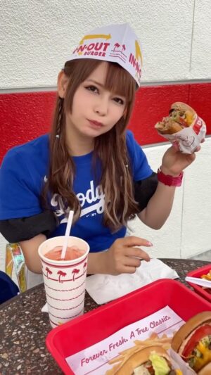 Shoko Nakagawa Instagram - ロサンゼルス観光vlog🎥
ハリウッドとビバリーヒルズ！
過ごしやすくて楽しくて最高だったなあ

#vlog #しょこたんボイス 
#ロサンゼルス #ロサンゼルス観光 
#la #losangeles #hollywood #beverlyhills 
#ハリウッド #ビバリーヒルズ