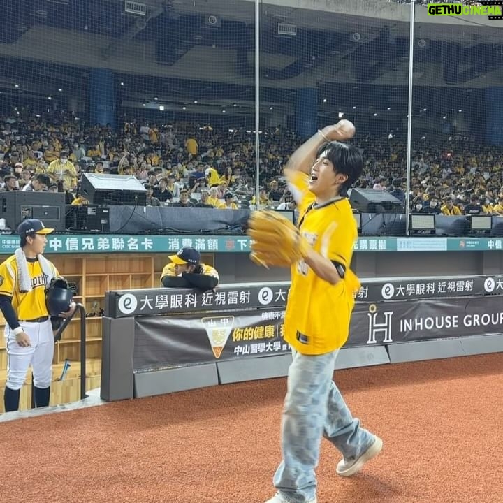 Shou Lou - 30.8K Likes - 翻過去又是下個章節