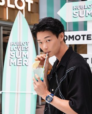 Show Kasamatsu Instagram - さいこー！ほしー！！！

8月12日(月)まで開催中の「HUBLOT」のサマーキャンペーン「HUBLOT LOVES SUMMER 2024」へ！ 
今回はスクエア・バン ウニコ キングゴールド ブルーセラミックを着用！ 
 #pr #Hublot #ウブロ #HublotLovesSummer