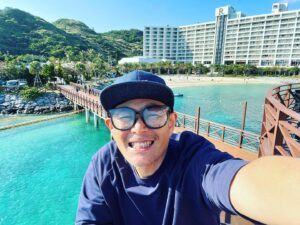 Shôzô Endô Instagram - ルネッサ〜ンス‼️
#遠藤章造#ココリコ#沖縄#髭男爵#綺麗#最高#晴天#感謝