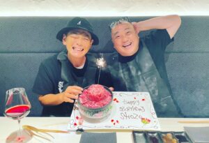 Shôzô Endô Instagram - BOSSに祝って頂きましたー❗️20歳からの付き合いで31年、お互いオッサンまっしぐらー😊#遠藤章造#ココリコ#山本圭壱#感謝#お互い#おっさん#軍団山本#誕生日#兄貴